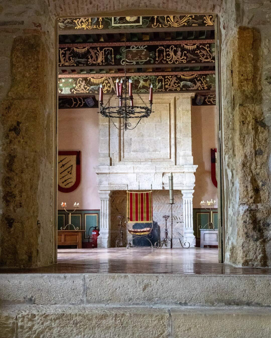 Salle restaurée avec cheminée et plafond peint au Château de Malvirade