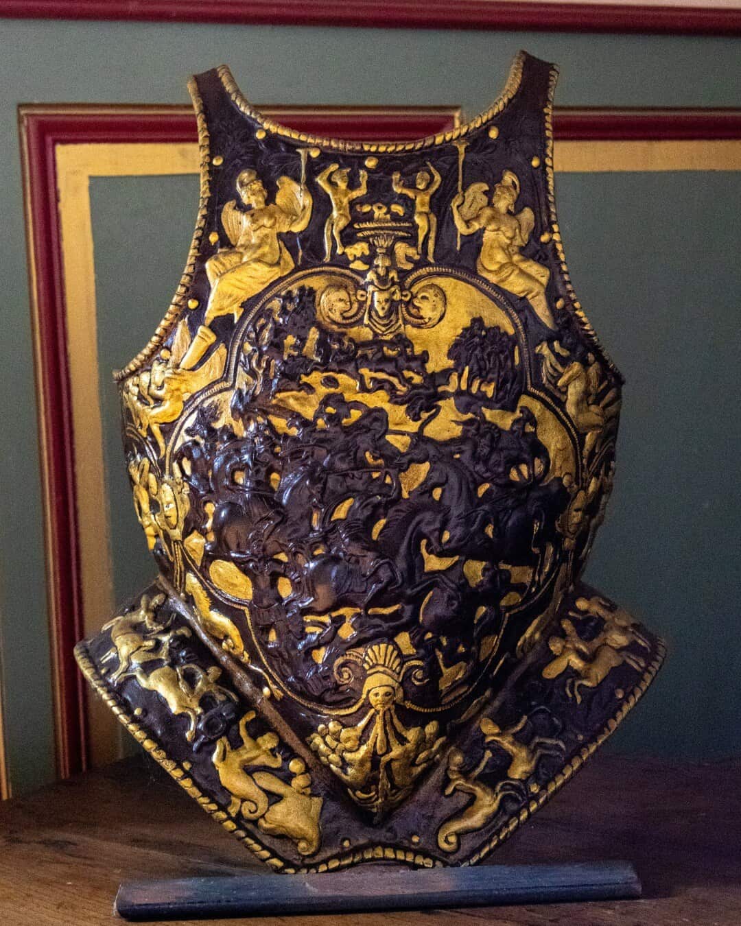 Armure décorative dans une salle du château