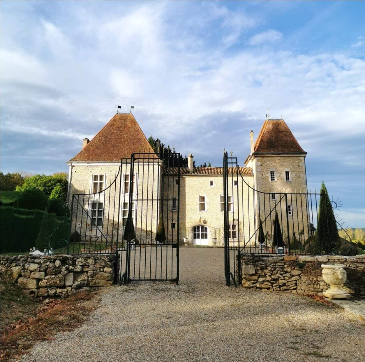 Arrivée au Château de Malvirade, grille ouverte sur la cour d’honneur
