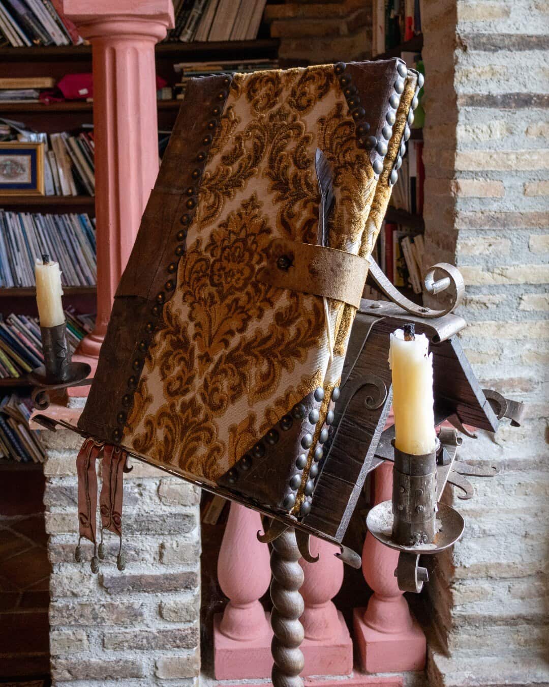 Détail de mobilier ancien et cierge dans le château