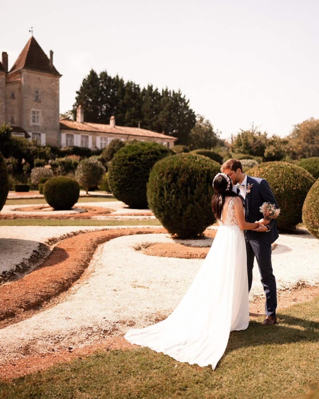 Mariés dans les jardins du Château de Malvirade