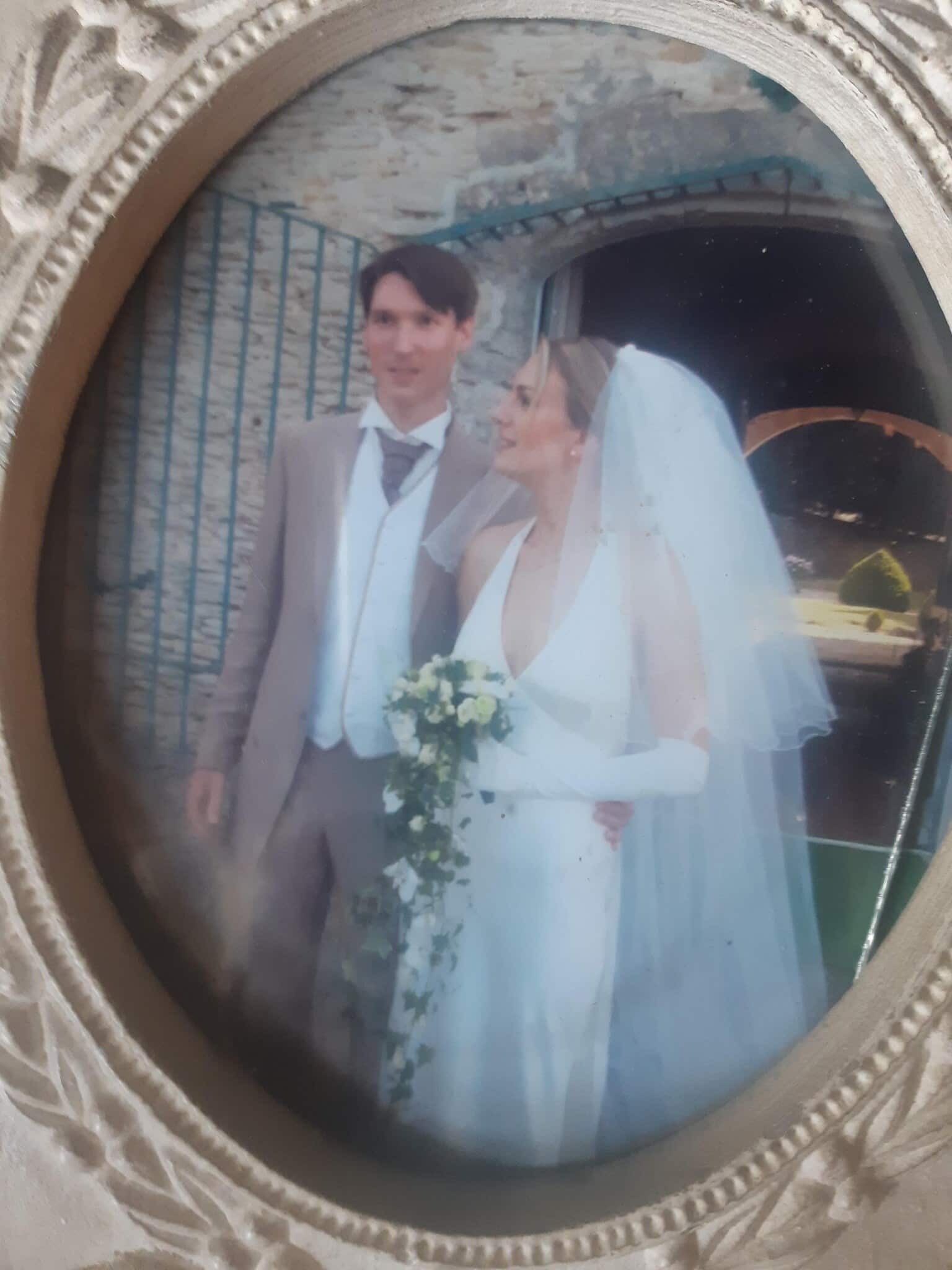 Mariés photographiés dans un miroir ancien du château