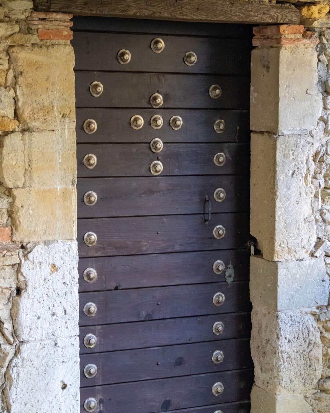 Porte cloutée dans les maçonneries anciennes du château