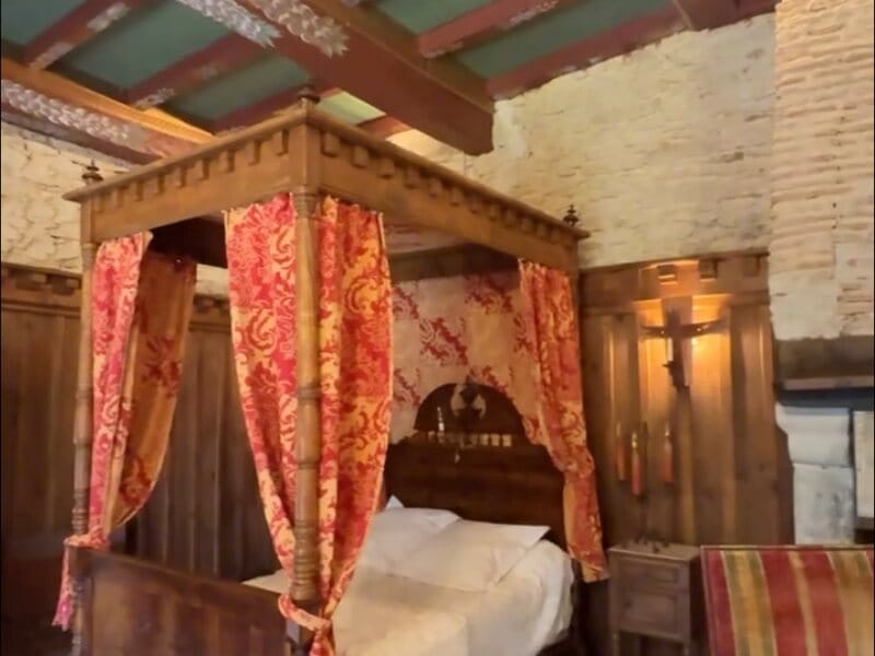 Lit à baldaquin de la chambre Marie de Baccoué sous le plafond peint du Château de Malvirade