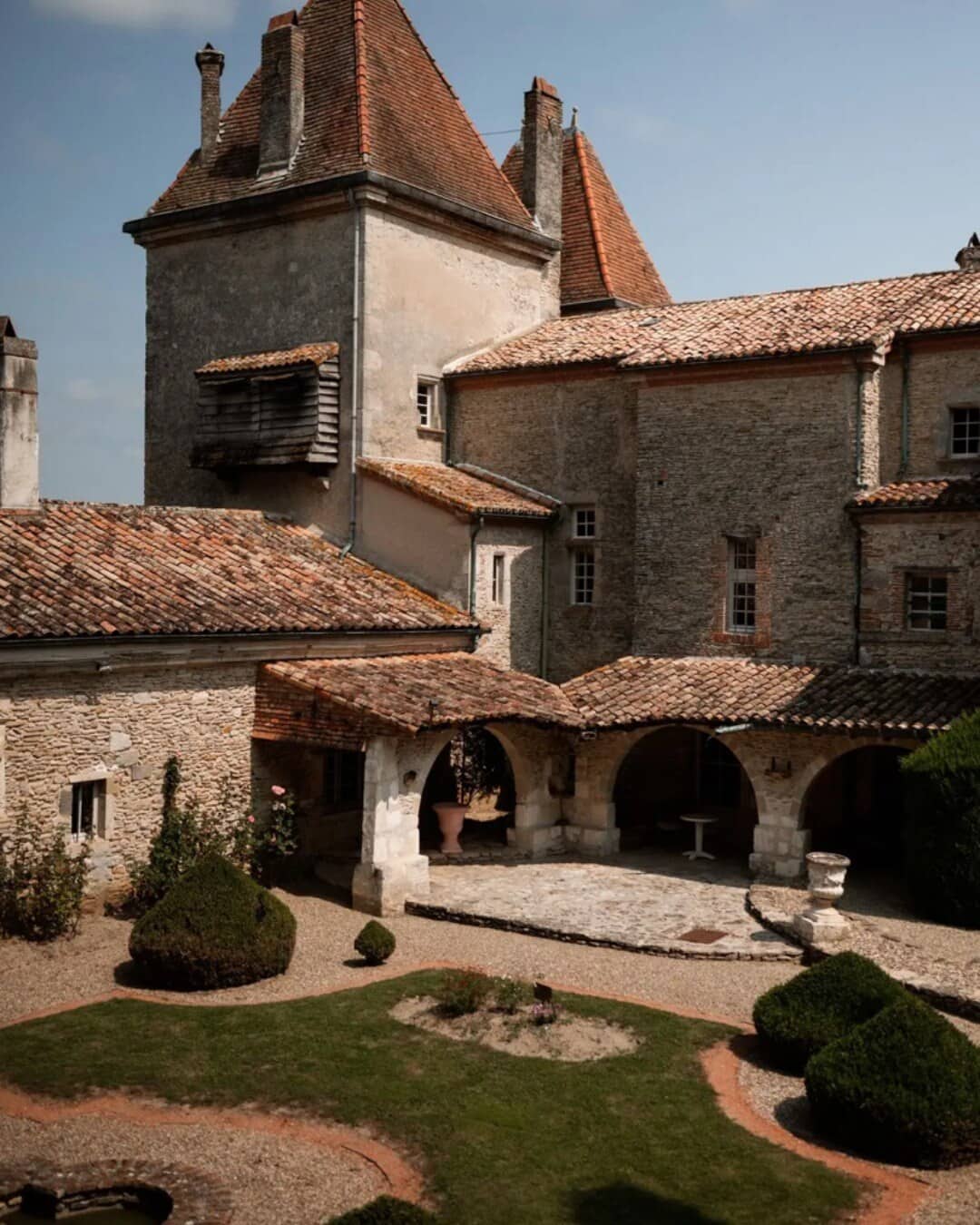 Cour et architecture du Château de Malvirade